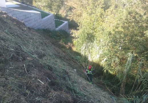 A Xunta inicia esta semana os traballos de roza e limpeza nas marxes da estrada AC-546 ao seu paso polo concello coruñés da Baña